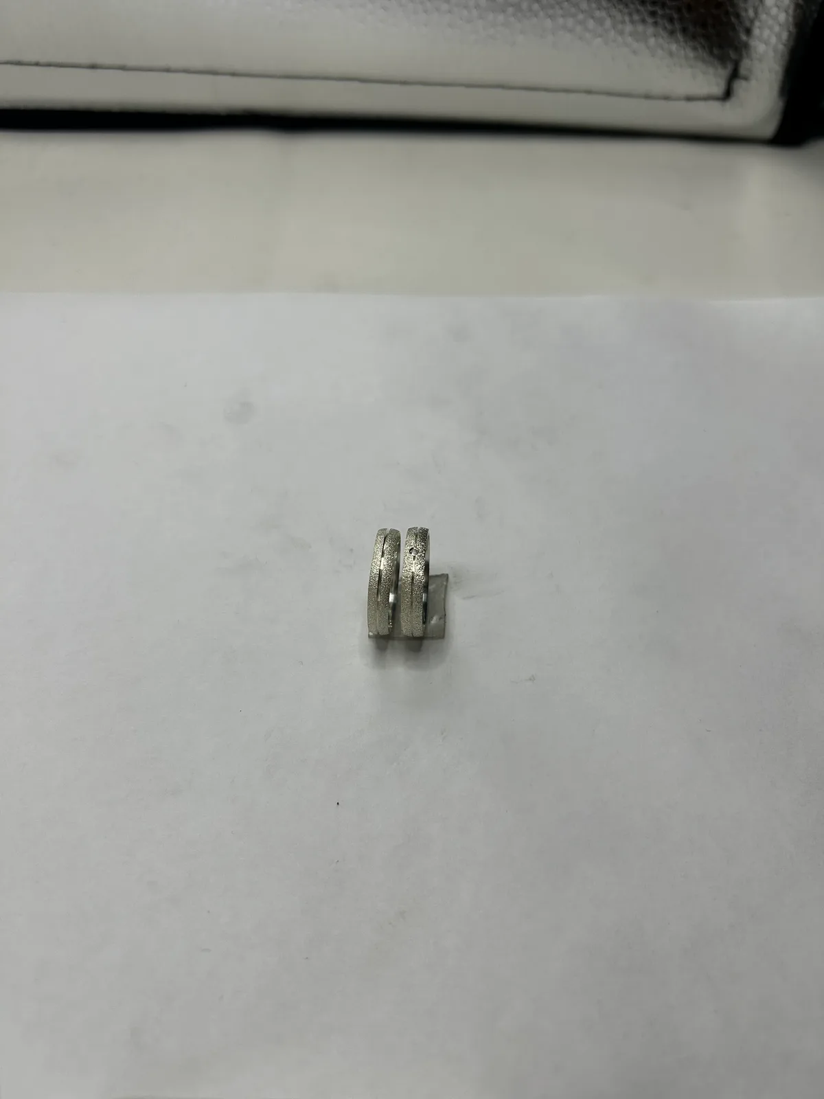Aliança Anatômica em Prata 925 4mm c/Frizo Central e Pedra