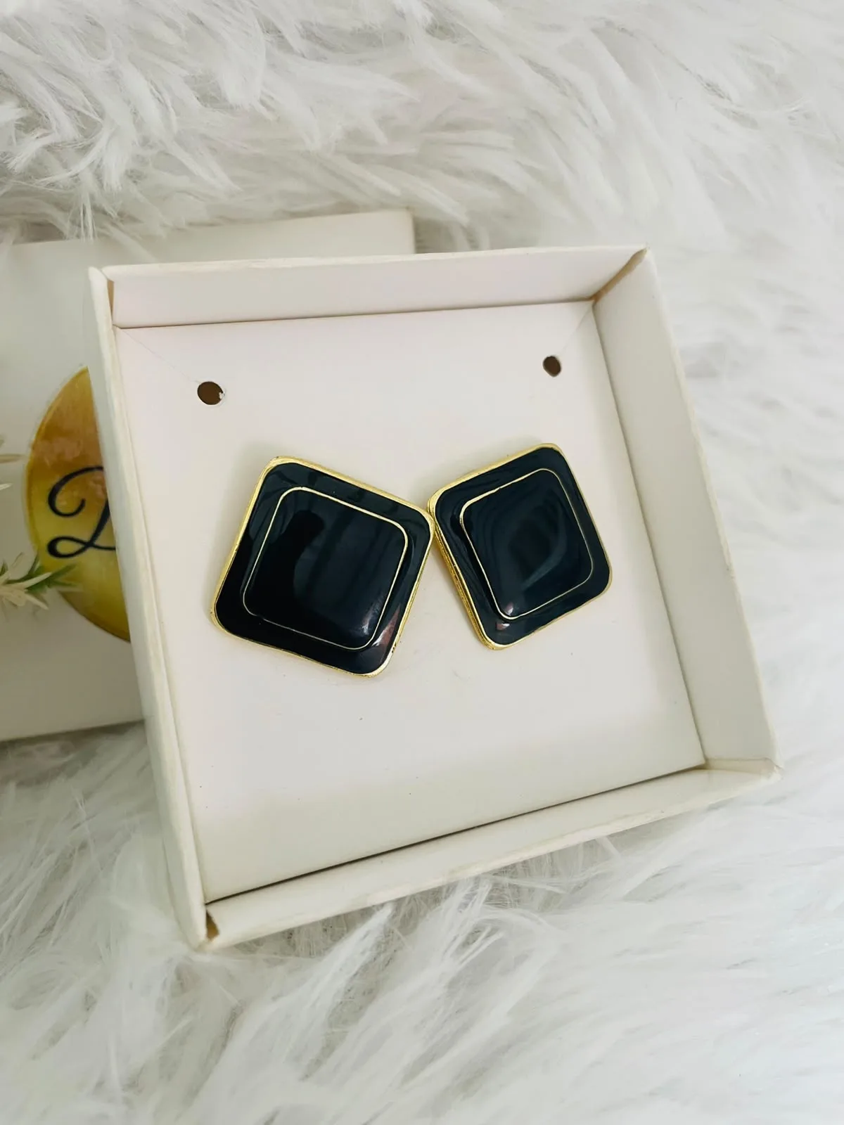 Brinco esmaltado quadrado preto