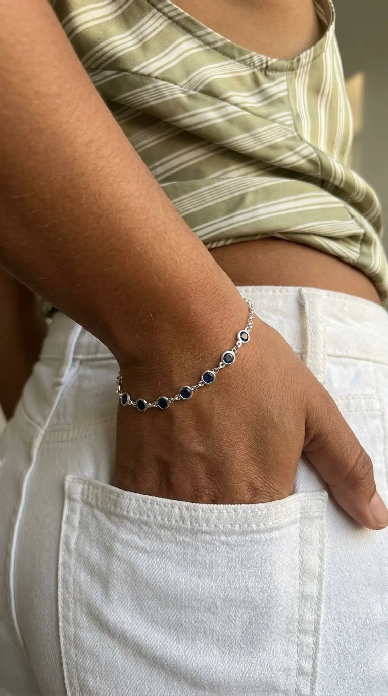Pulseira com seis pedras azuis redondas.