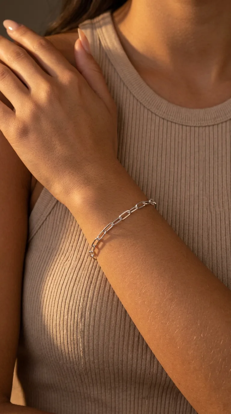 Pulseira com elos retangulares alongados.