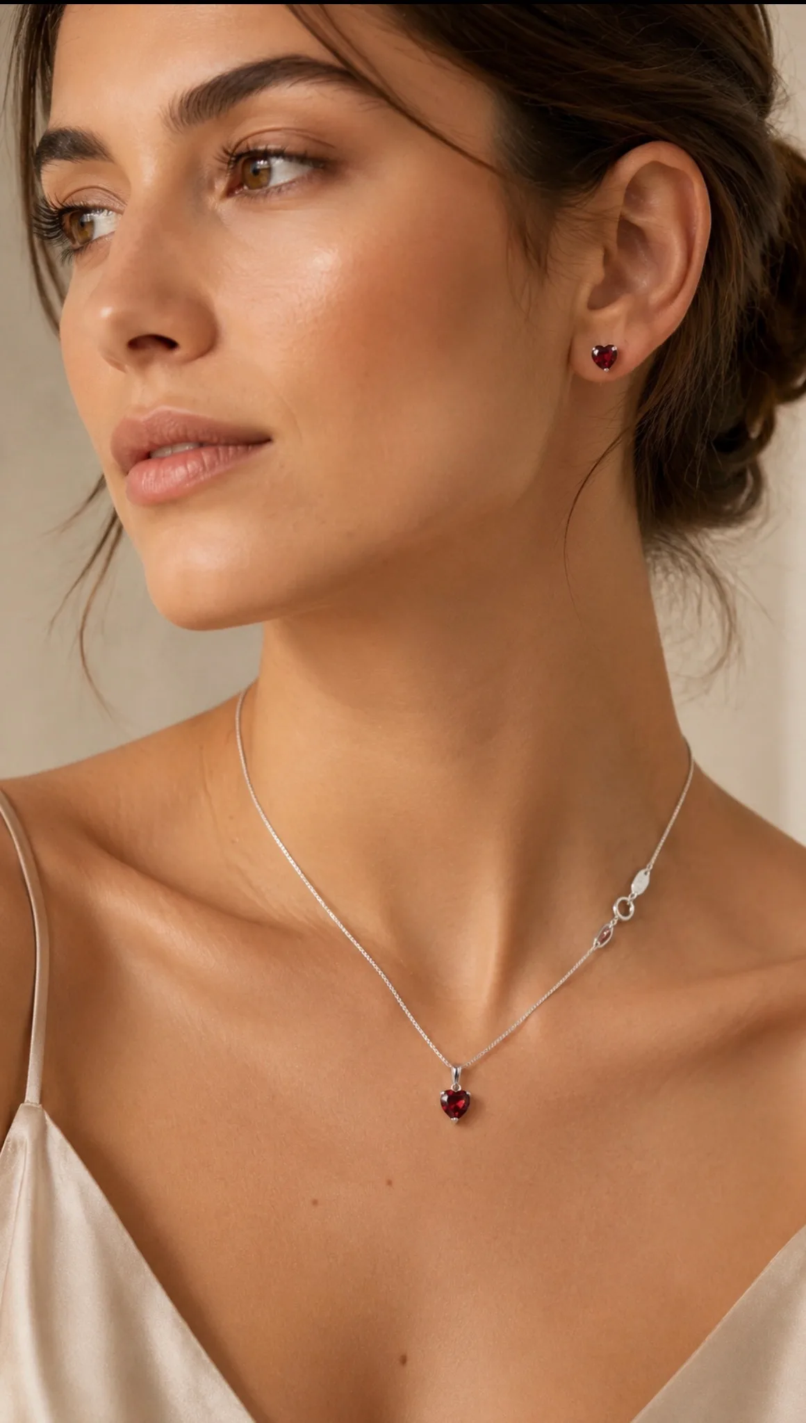 Conjunto de colar e brincos com pedras vermelhas em formato de coração.