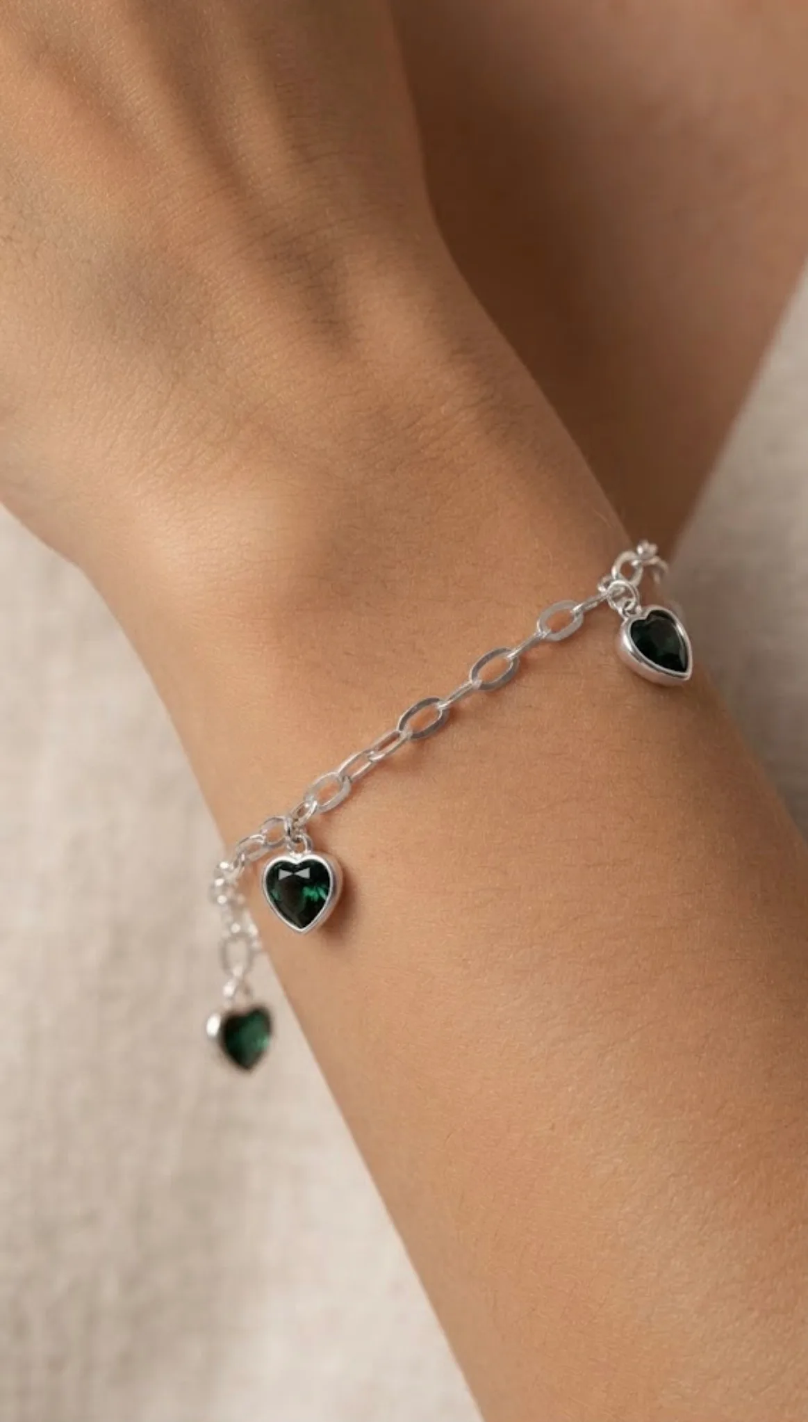 Pulseira com quatro pedras verdes em formato de coração.